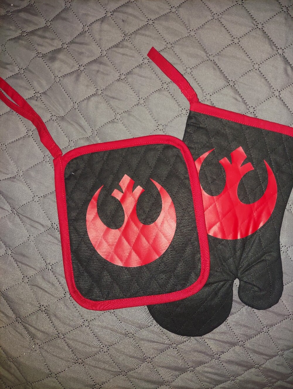 Black and Red Star Wars Rebel Alliance crest Oven Mitt and Potholder Set